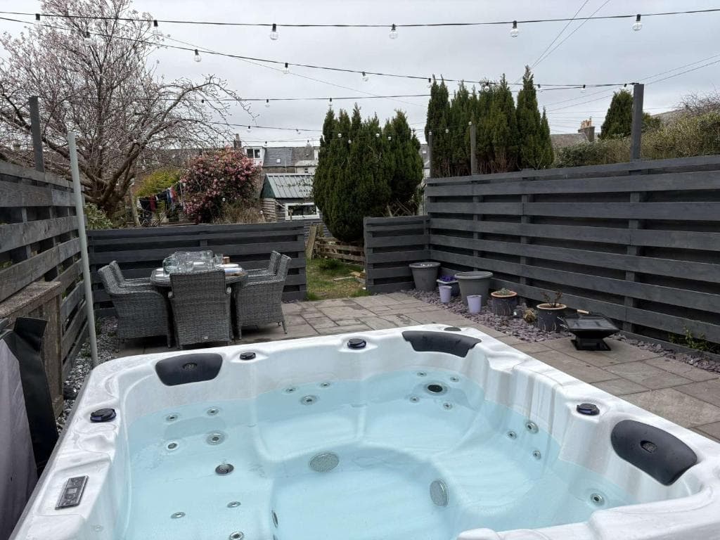 Modern Cottage, with Hot Tub