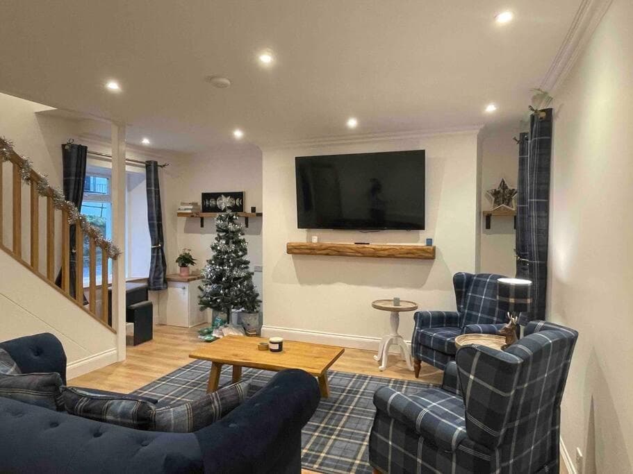 Modern Cottage, with Hot Tub in Kirkcudbright, Dumfries and Galloway — photo 2